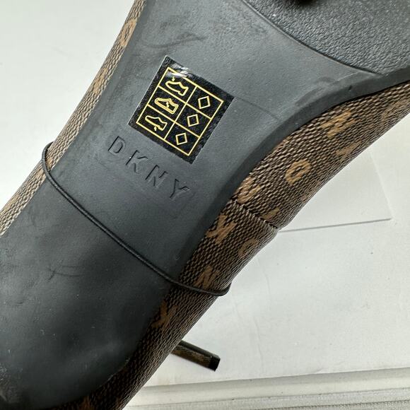 DKNY Pumps Women's Size 9 Pointed Toe Monogram Brown Bow Detail NEW - Picture 6 of 6